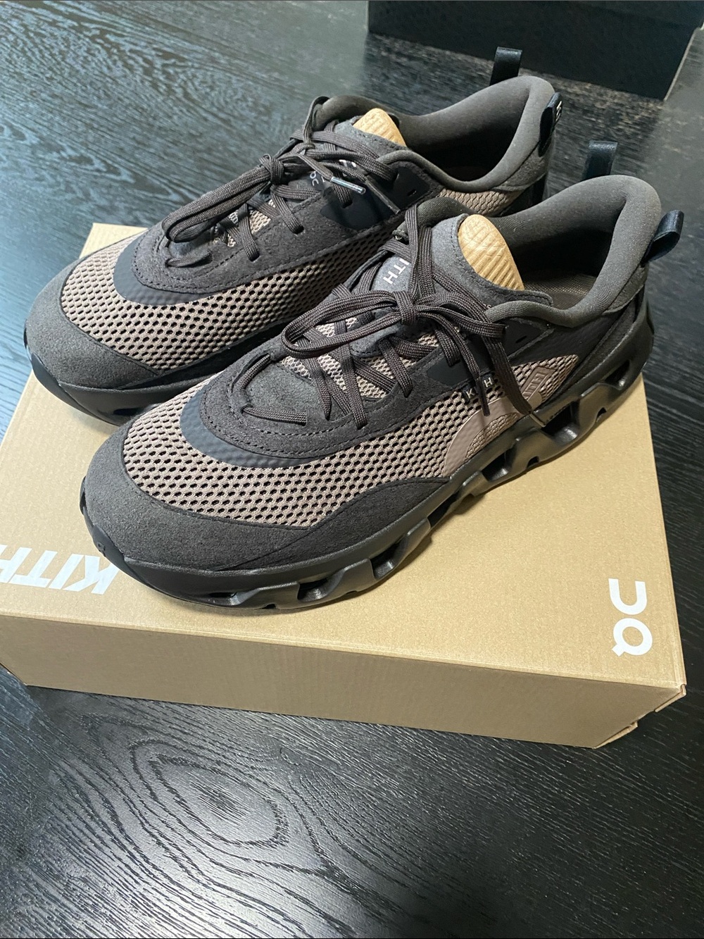 2026 Kith x ON K-Tech 2 'Thorn Ganache'

SIZE MENS US 10.5
Brand New! Never Worn